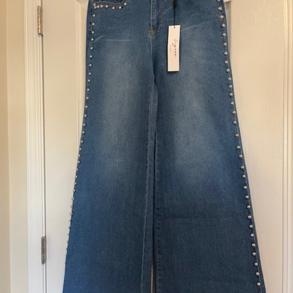 Zigoss medium wash wide leg jeans.